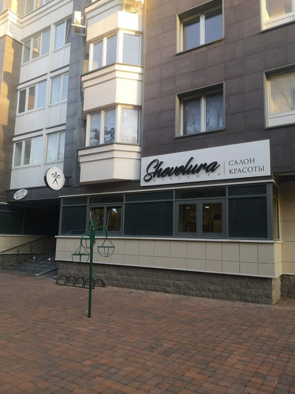 Фасад салона днём